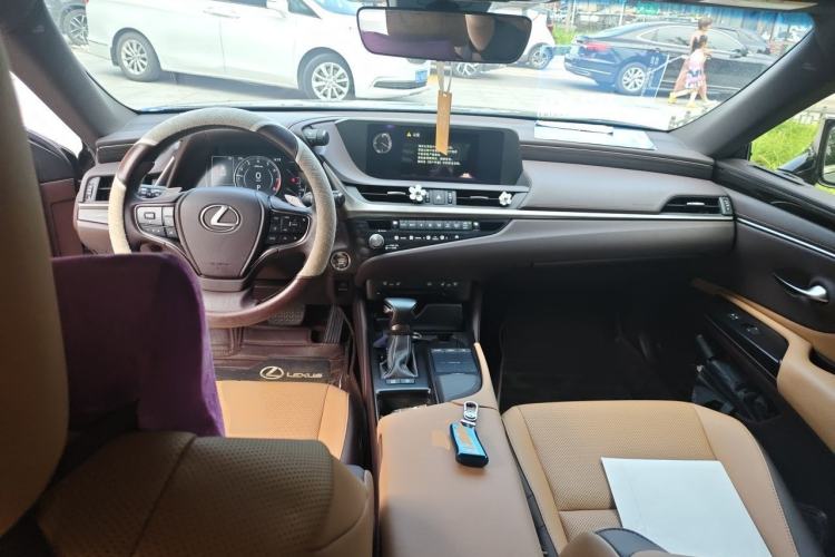 Used Lexus ES 2020 200 Luxury Edition Center Console