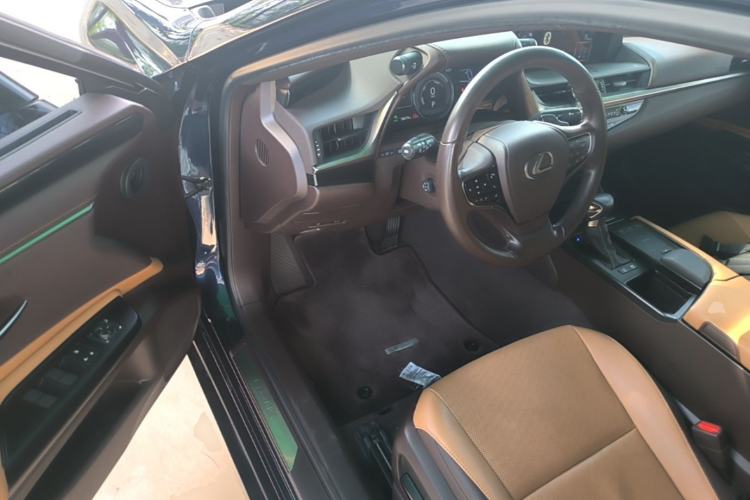 Used Lexus ES 2020 300h Premier Edition Driver Seat
