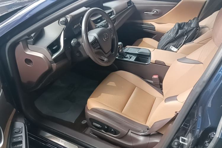Used Lexus ES 2020 300h Premier Edition Driver Seat