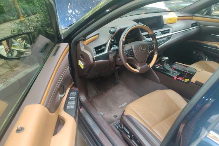 Used Lexus ES 2020 300h Deluxe Edition Driver Seat
