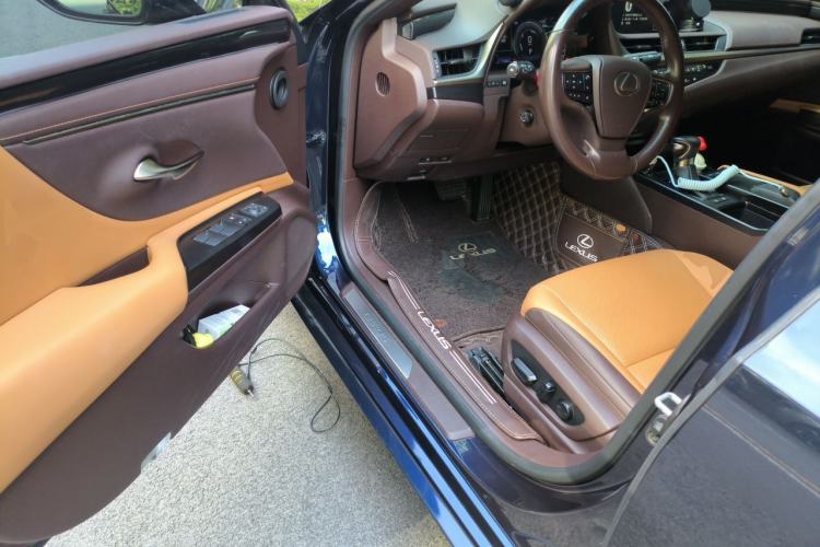 Used Lexus ES 2020 300h Premier Edition Driver Seat