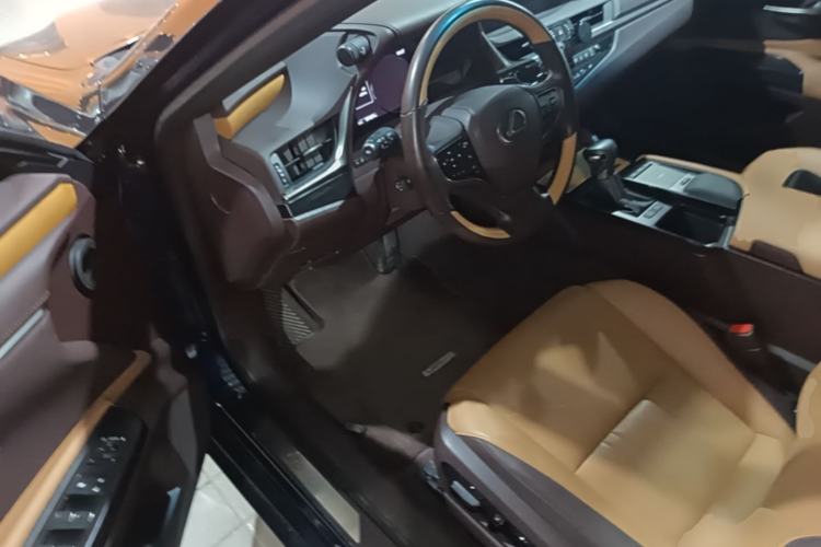 Used Lexus ES 2020 300h Premium Edition Driver Seat