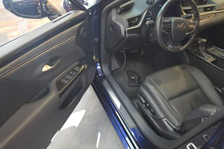 Used Lexus ES 2020 300h Premier Edition Driver Seat