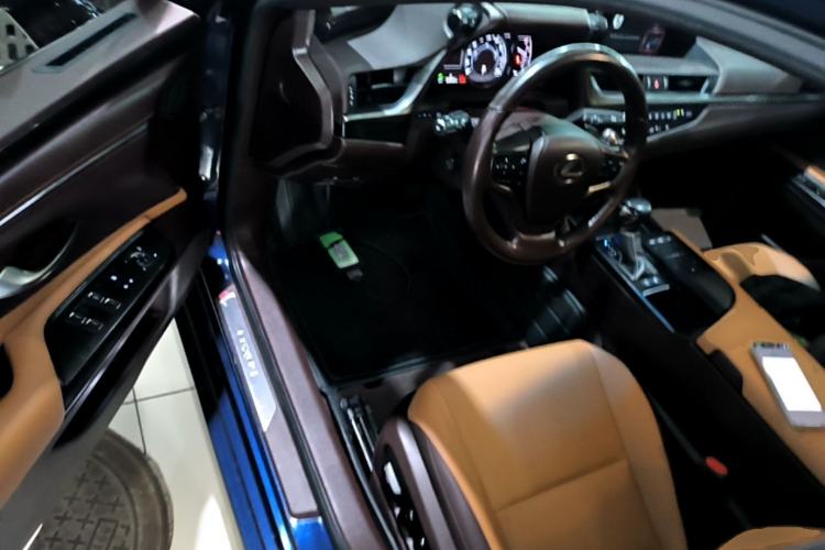 Used Lexus ES 2020 300h Premier Edition Driver Seat