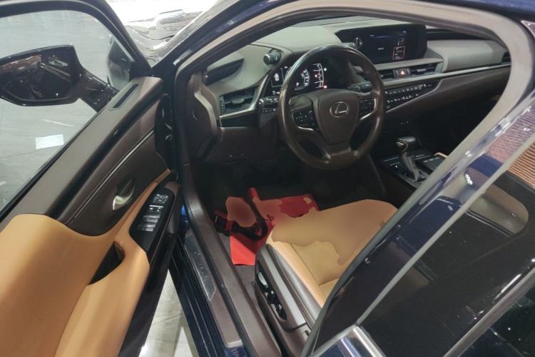 Used Lexus ES 2020 300h Deluxe Edition Driver Seat