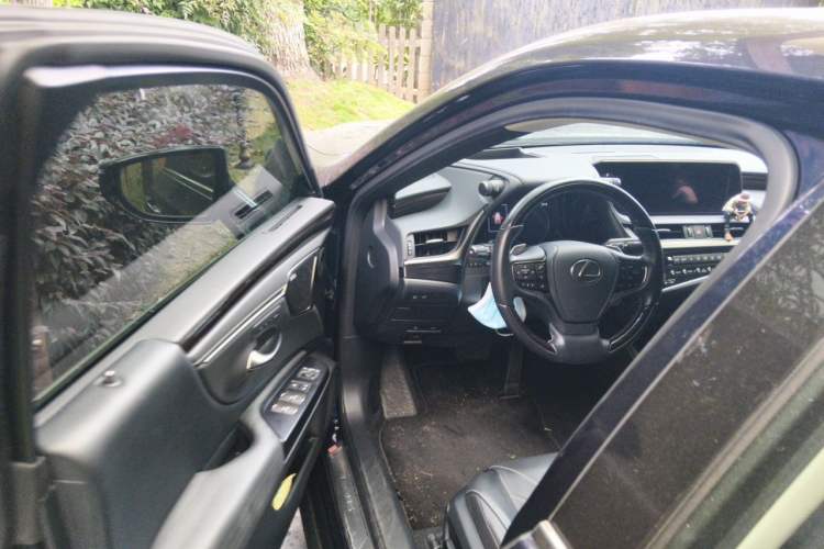 Used Lexus ES 2020 300h Executive Edition Driver Seat