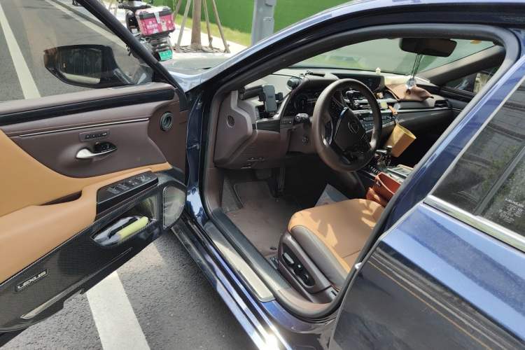 Used Lexus ES 2020 300h Deluxe Edition Driver Seat