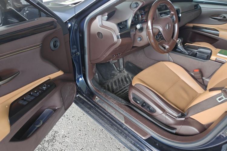 Used Lexus ES 2020 300h Premier Edition Driver Seat