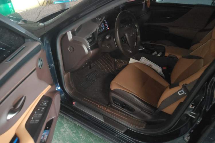 Used Lexus ES 2020 300h Premier Edition Driver Seat