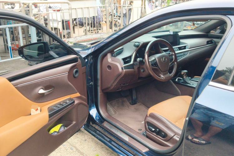 Used Lexus ES 2020 300h Premier Edition Driver Seat