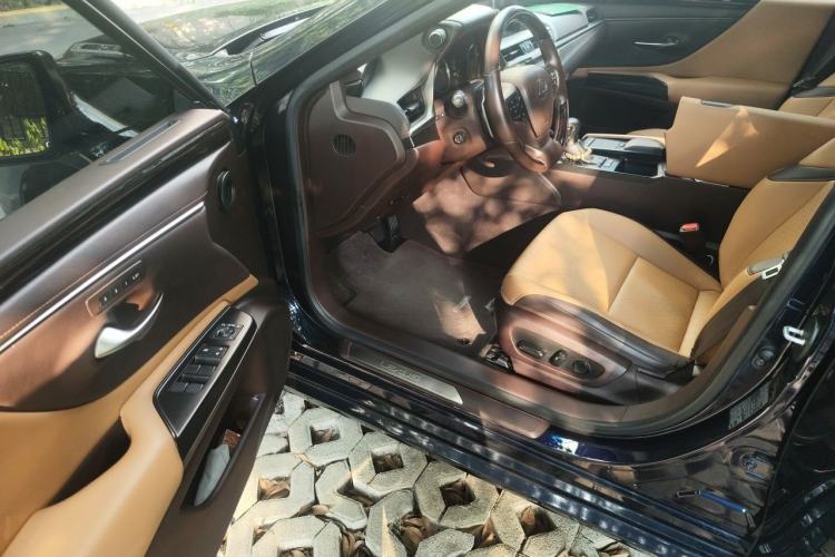 Used Lexus ES 2020 200 Luxury Edition Driver Seat