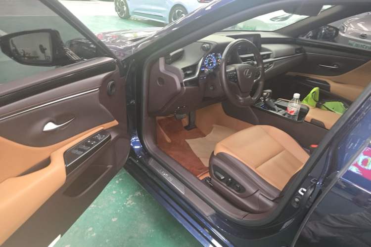 Used Lexus ES 2020 300h Premier Edition Driver Seat