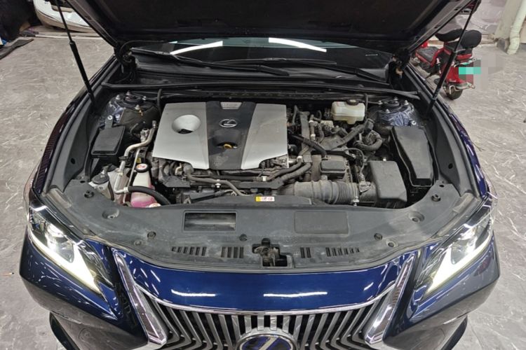 Used Lexus ES 2020 300h Premier Edition Engine Bay