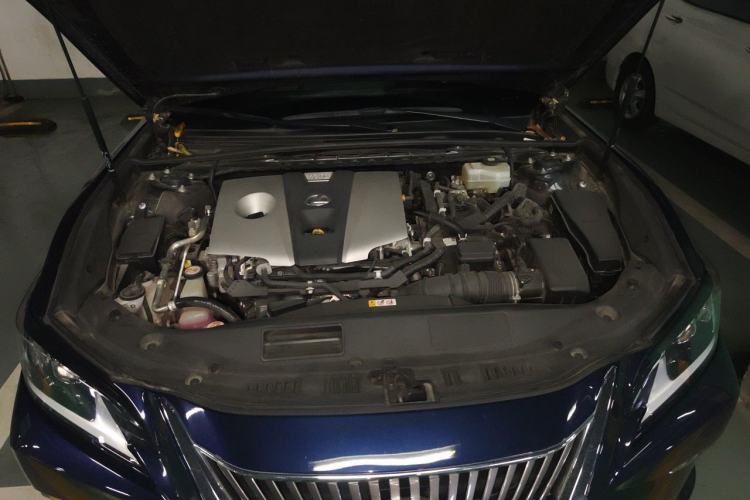 Used Lexus ES 2020 300h Premier Edition Engine Bay