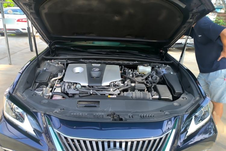 Used Lexus ES 2020 300h Premier Edition Engine Bay