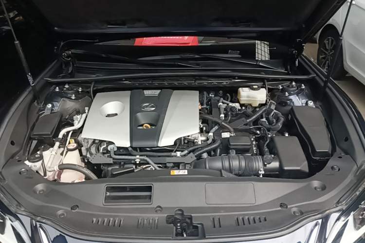 Used Lexus ES 2020 300h Premier Edition Engine Bay