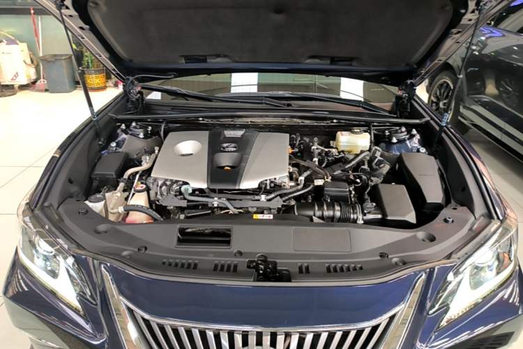 Used Lexus ES 2020 300h Premier Edition Engine Bay