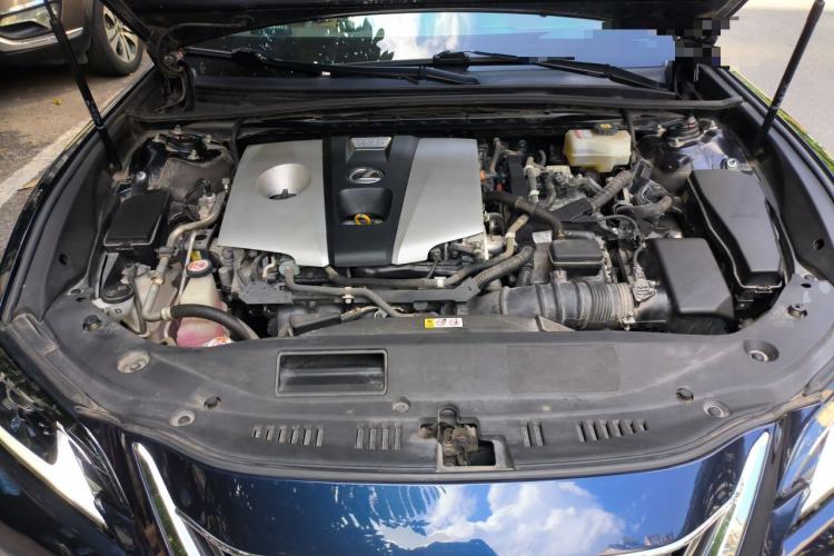 Used Lexus ES 2020 300h Premier Edition Engine Bay
