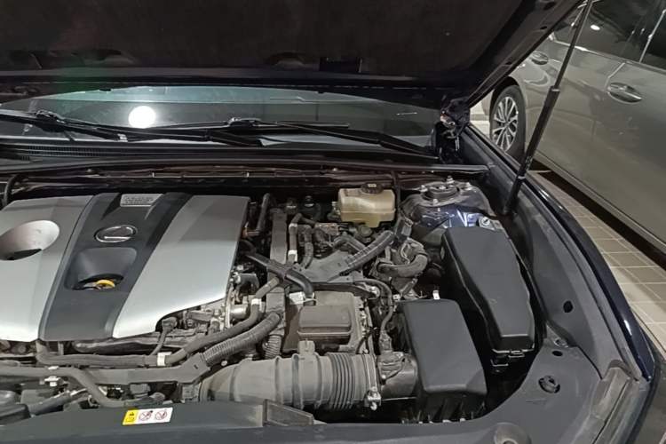 Used Lexus ES 2020 300h Premium Edition Engine Bay Left