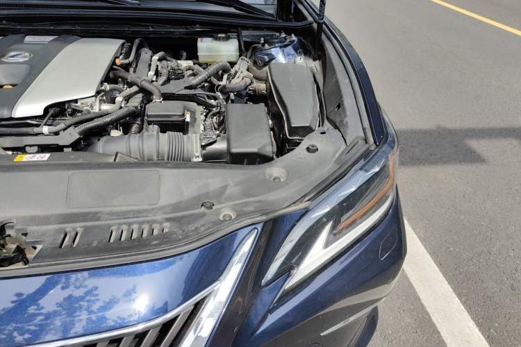 Used Lexus ES 2020 300h Deluxe Edition Engine Bay Left