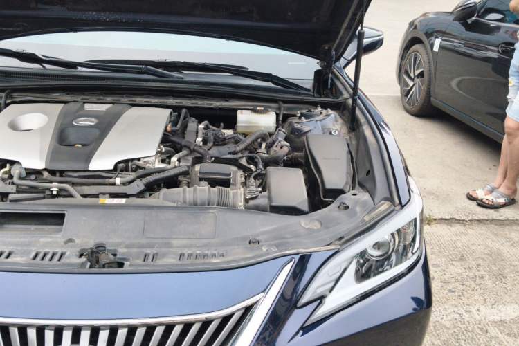 Used Lexus ES 2020 300h Premier Edition Engine Bay Left