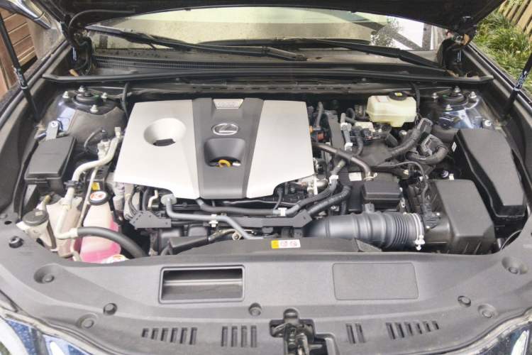 Used Lexus ES 2020 300h Executive Edition Engine Bay