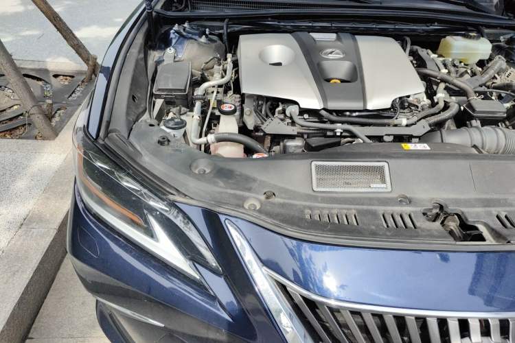 Used Lexus ES 2020 300h Deluxe Edition Engine Bay Right