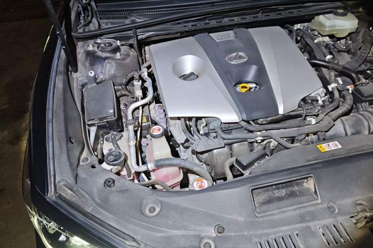 Used Lexus ES 2020 300h Premier Edition Engine Bay Right