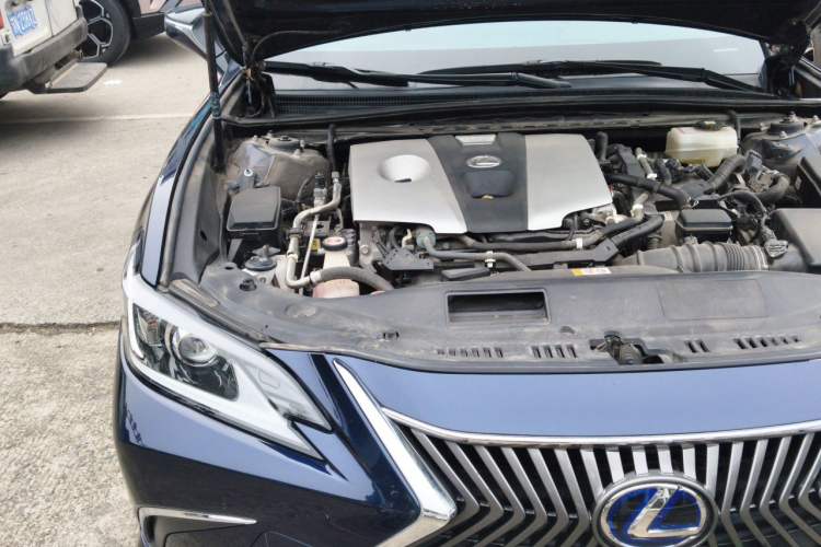 Used Lexus ES 2020 300h Premier Edition Engine Bay Right