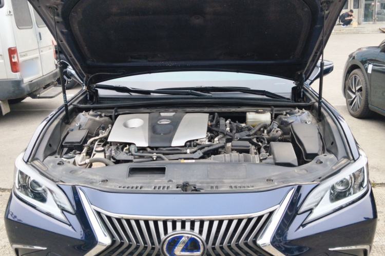Used Lexus ES 2020 300h Premier Edition Engine Bay