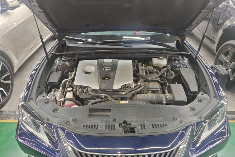 Used Lexus ES 2020 300h Premier Edition Engine Bay