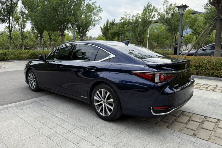 Used Lexus ES 2020 300h Premier Edition Exterior 4