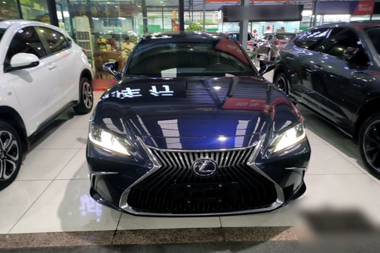 Used Lexus ES 2020 300h Premier Edition Front