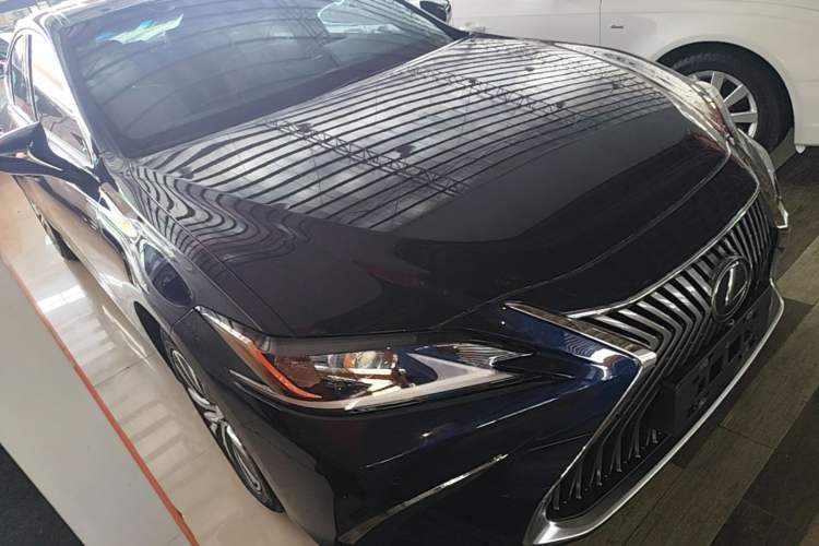 Used Lexus ES 2020 200 Excellence Edition Front Right 45 Deg