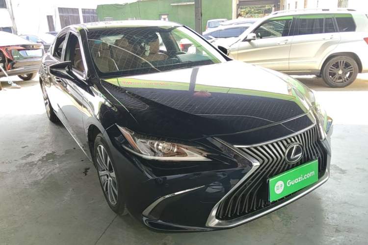 Used Lexus ES 2020 200 Excellence Edition Front Right 45 Deg