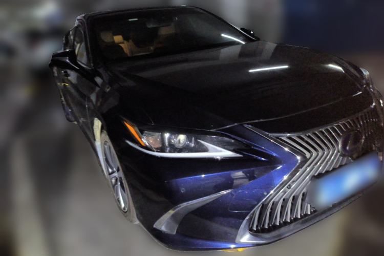 Used Lexus ES 2020 300h Premier Edition Front Right 45 Deg
