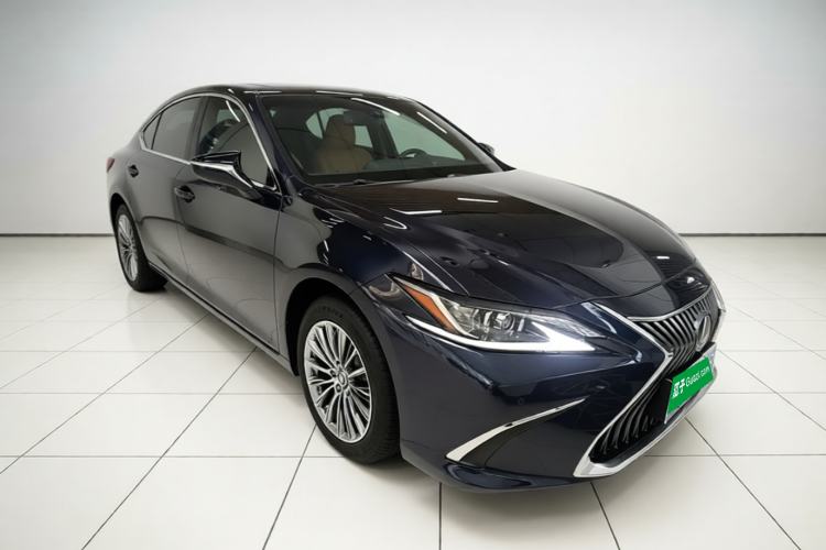 Used Lexus ES 2020 200 Excellence Edition Front Right 45 Deg