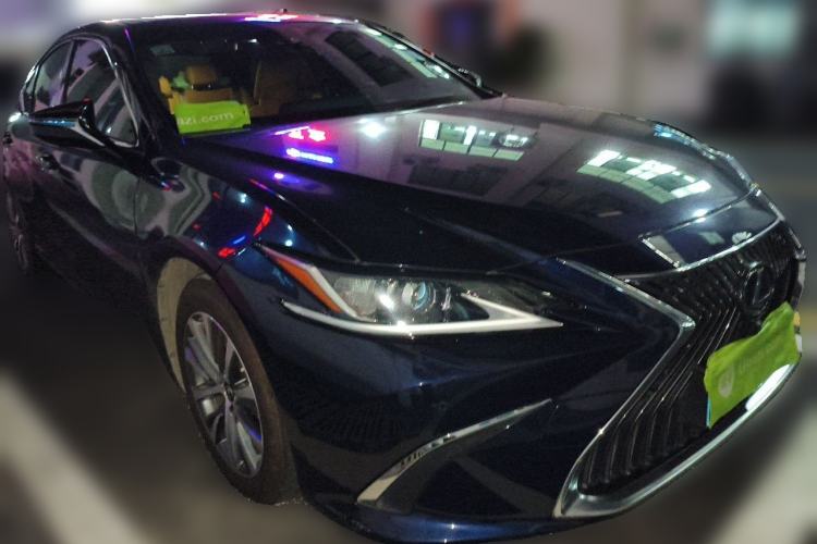 Used Lexus ES 2020 300h Premier Edition Front Right 45 Deg