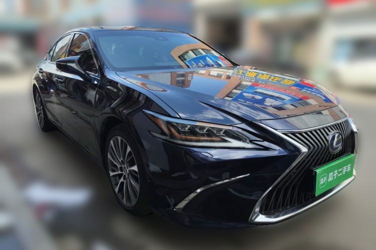 Used Lexus ES 2020 300h Deluxe Edition Front Right 45 Deg