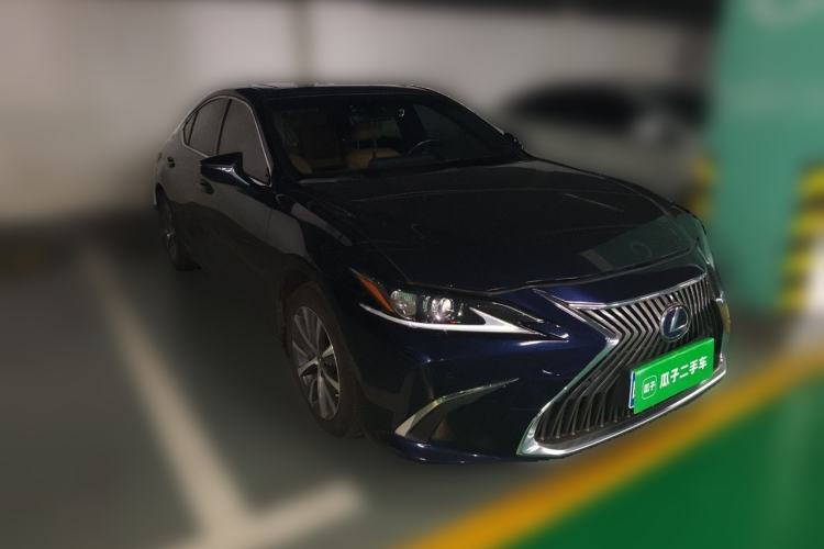 Used Lexus ES 2020 300h Premier Edition Front Right 45 Deg