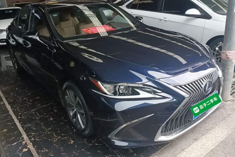 Used Lexus ES 2020 300h Premier Edition Front Right 45 Deg
