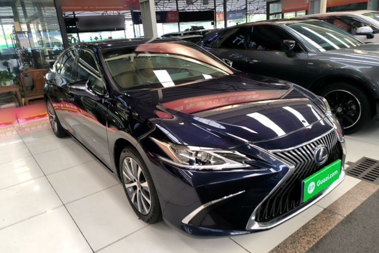 Used Lexus ES 2020 300h Premier Edition Front Right 45 Deg
