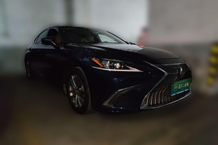 Used Lexus ES 2020 200 Excellence Edition Front Right 45 Deg