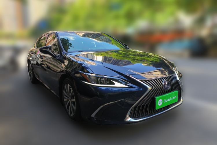 Used Lexus ES 2020 300h Premier Edition Front Right 45 Deg