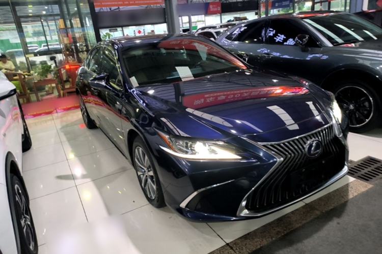 Used Lexus ES 2020 300h Premier Edition Front Right 45 Deg
