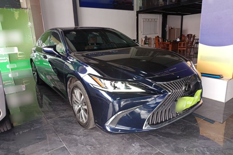 Used Lexus ES 2020 260 Excellence Edition Front Right 45 Deg
