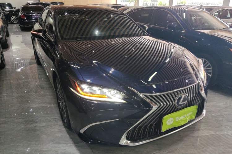 Used Lexus ES 2020 300h Deluxe Edition Front Right 45 Deg