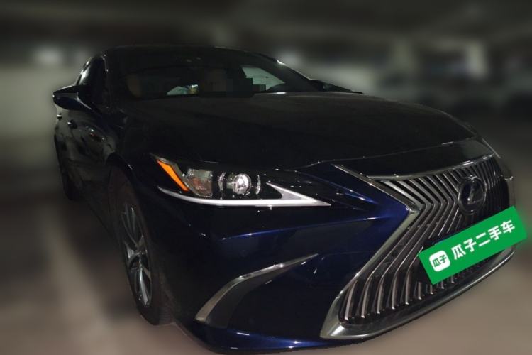 Used Lexus ES 2020 300h Premier Edition Front Right 45 Deg