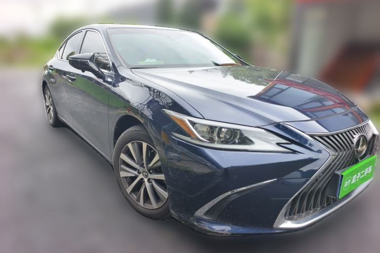 Used Lexus ES 2020 260 Excellence Edition Front Right 45 Deg