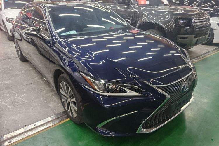Used Lexus ES 2020 300h Premier Edition Front Right 45 Deg